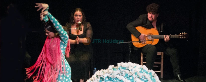 Triana Theater Flamenco Show in Sevilla - Erleben Sie die Triana Theater Flamenco Show in Sevilla, wo erstklassige Tänzer, Musiker und Sänger die Leidenschaft des Flamenco zum Leben erwecken. Genießen Sie eine unvergessliche Nacht authentischer spanischer Kultur in einem historischen und intimen Theater. Triana Theater Flamenco Show in Sevilla - Bild 3 von 5
