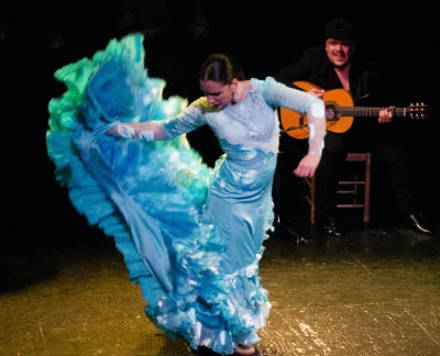 Triana Theater Flamenco Show in Sevilla - Erleben Sie die Triana Theater Flamenco Show in Sevilla, wo erstklassige Tänzer, Musiker und Sänger die Leidenschaft des Flamenco zum Leben erwecken. Genießen Sie eine unvergessliche Nacht authentischer spanischer Kultur in einem historischen und intimen Theater. Triana Theater Flamenco Show in Sevilla - Bild 5 von 5