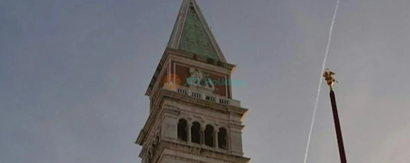 Entrada al Campanile de San Marcos en Venecia - Obtén tu entrada al Campanile de San Marcos y disfruta de impresionantes vistas panorámicas de Venecia. Salta las filas y toma el ascensor moderno hasta la cima de esta icónica torre del campanario. Admira las vistas impresionantes de la Basílica de San Marcos, el Gran Canal y la Laguna Veneciana. Aprende sobre la rica historia de la torre, incluyendo las demostraciones del telescopio de Galileo. ¡Reserva ahora para una experiencia fluida e inolvidable en Venecia! Entrada al Campanile de San Marcos en Venecia - Imagen 4 de 5