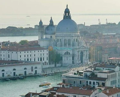 Entrada al Campanile de San Marcos en Venecia - Obtén tu entrada al Campanile de San Marcos y disfruta de impresionantes vistas panorámicas de Venecia. Salta las filas y toma el ascensor moderno hasta la cima de esta icónica torre del campanario. Admira las vistas impresionantes de la Basílica de San Marcos, el Gran Canal y la Laguna Veneciana. Aprende sobre la rica historia de la torre, incluyendo las demostraciones del telescopio de Galileo. ¡Reserva ahora para una experiencia fluida e inolvidable en Venecia! Entrada al Campanile de San Marcos en Venecia - Imagen 2 de 5