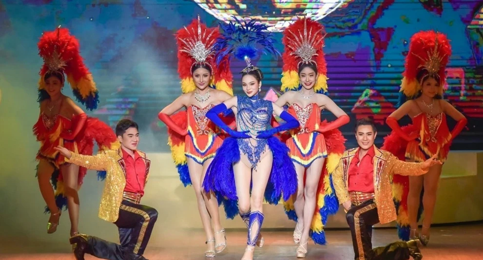 金穹顶歌舞表演 - 体验曼谷金穹顶歌舞表演,这是一场由才华横溢的变性艺术家带来的壮观表演。欣赏炫目的服装、充满活力的音乐和迷人的舞蹈节目。在华丽的环境中,感受泰国文化与国际娱乐的完美融合。预订您的金穹顶歌舞表演门票,享受难忘的夜晚。 金穹顶歌舞表演 - 图片 1 的 5
