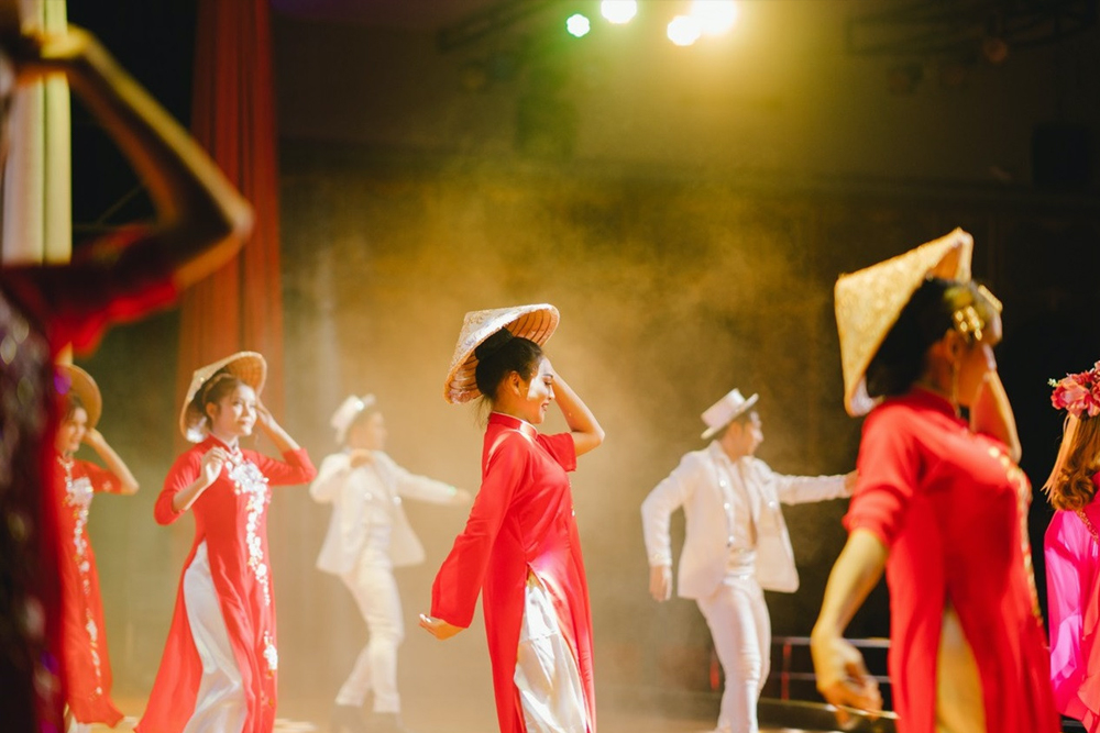 Golden Dome Cabaret Show - Image 4 of 5