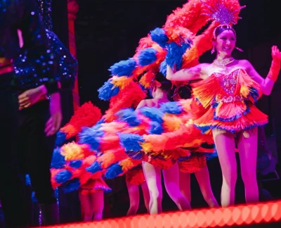 金穹顶歌舞表演 - 体验曼谷金穹顶歌舞表演,这是一场由才华横溢的变性艺术家带来的壮观表演。欣赏炫目的服装、充满活力的音乐和迷人的舞蹈节目。在华丽的环境中,感受泰国文化与国际娱乐的完美融合。预订您的金穹顶歌舞表演门票,享受难忘的夜晚。 金穹顶歌舞表演 - 图片 5 的 5