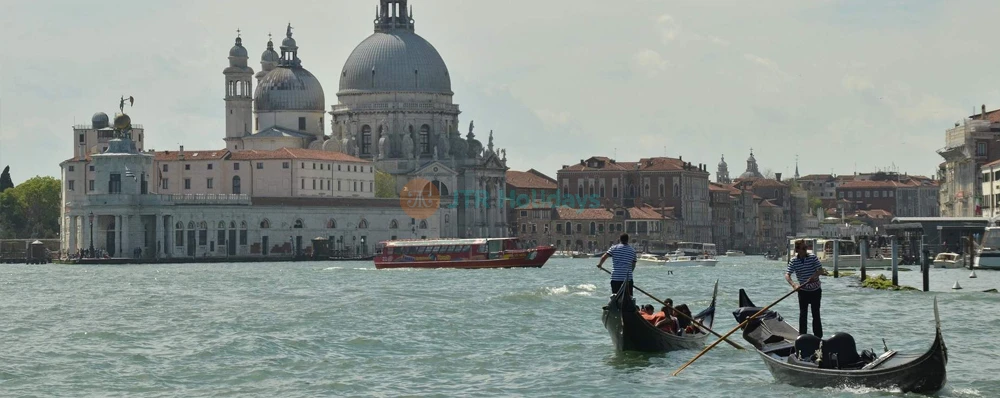 Grand Canal Romantic Gondola Ride – Experience Venice by Gondola - JTR Holidays - Image 3 of 5