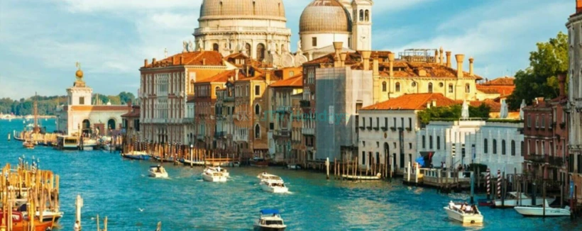 Grand Canal Romantic Gondola Ride in Venice - Image 4 of 5