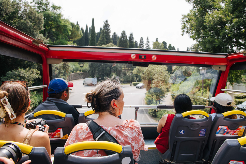 Римский автобус hop-on hop-off от City Sightseeing - Исследуйте Рим с автобусом hop-on hop-off City Sightseeing и посещайте главные достопримечательности в своем темпе. Путешествуйте на двухэтажном автобусе с открытым верхом с потрясающими видами на Колизей, Ватикан и многое другое. Наслаждайтесь аудиогидом на нескольких языках, открывая для себя историю и культуру Рима. Выбирайте билеты на 24, 48 или 72 часа для гибкого экскурсионного опыта. Римский автобус hop-on hop-off от City Sightseeing - Изображение 2 из 5