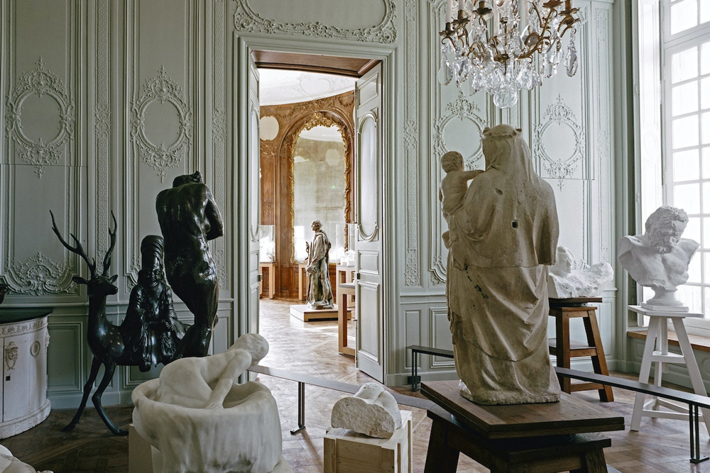 Musée Rodin in Paris - Besuchen Sie das Musée Rodin in Paris und treten Sie ein in die Welt von Auguste Rodin. Dieses ikonische Museum zeigt berühmte Skulpturen wie Der Denker und Der Kuss und bietet einen tiefen Einblick in das Werk des Künstlers. Erkunden Sie das historische Hôtel Biron, in dem Rodin einst lebte, und schlendern Sie durch den ruhigen Skulpturengarten voller seiner Meisterwerke. Das Museum zeigt auch Gemälde aus Rodins privater Sammlung, darunter Werke von Van Gogh und Monet. Ein Besuch im Musée Rodin in Paris ist ein Muss für Kunst- und Geschichtsliebhaber, die die Stadt erkunden. Musée Rodin in Paris - Bild 3 von 5