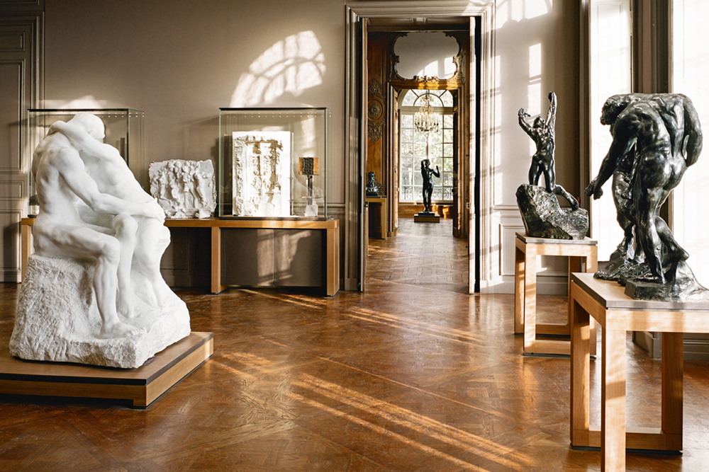 Musée Rodin in Paris - Besuchen Sie das Musée Rodin in Paris und treten Sie ein in die Welt von Auguste Rodin. Dieses ikonische Museum zeigt berühmte Skulpturen wie Der Denker und Der Kuss und bietet einen tiefen Einblick in das Werk des Künstlers. Erkunden Sie das historische Hôtel Biron, in dem Rodin einst lebte, und schlendern Sie durch den ruhigen Skulpturengarten voller seiner Meisterwerke. Das Museum zeigt auch Gemälde aus Rodins privater Sammlung, darunter Werke von Van Gogh und Monet. Ein Besuch im Musée Rodin in Paris ist ein Muss für Kunst- und Geschichtsliebhaber, die die Stadt erkunden. Musée Rodin in Paris - Bild 4 von 5