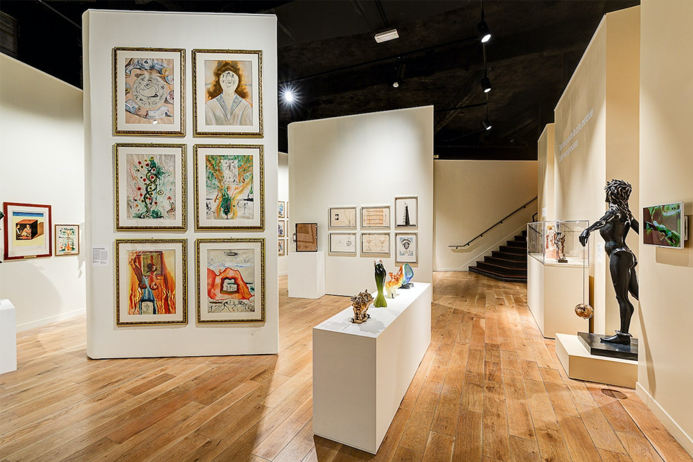 Billet Dalí Paris - Visitez Dalí Paris et explorez le monde du surréalisme à travers les œuvres emblématiques de Salvador Dalí. Découvrez plus de 300 pièces, dont des peintures, des sculptures et des objets surréalistes. Profitez d'un accès prioritaire à l'exposition permanente Dalí sans file d'attente. Une destination incontournable pour les amateurs d'art à Paris. Billet Dalí Paris - Image 1 sur 5