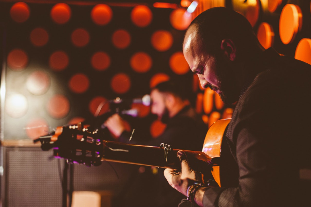 Tarantos Flamenco Show in Barcelona - Erleben Sie die Leidenschaft des Flamenco bei der Tarantos Flamenco Show in Barcelona, dem ältesten Flamenco-Veranstaltungsort der Stadt. Genießen Sie kraftvolle Auftritte talentierter Tänzer, Sänger und Musiker in einem intimen Ambiente. Gelegen am Plaça Reial, bietet es eine unvergessliche Nacht voller spanischer Kultur. Buchen Sie Ihre Tickets im Voraus für ein authentisches Flamenco-Erlebnis. Tarantos Flamenco Show in Barcelona - Bild 1 von 5