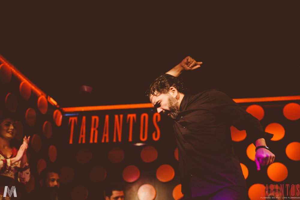 Tarantos Flamenco Show in Barcelona - Erleben Sie die Leidenschaft des Flamenco bei der Tarantos Flamenco Show in Barcelona, dem ältesten Flamenco-Veranstaltungsort der Stadt. Genießen Sie kraftvolle Auftritte talentierter Tänzer, Sänger und Musiker in einem intimen Ambiente. Gelegen am Plaça Reial, bietet es eine unvergessliche Nacht voller spanischer Kultur. Buchen Sie Ihre Tickets im Voraus für ein authentisches Flamenco-Erlebnis. Tarantos Flamenco Show in Barcelona - Bild 2 von 5
