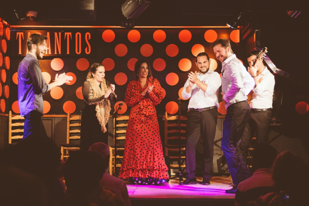 Tarantos Flamenco Show in Barcelona - Erleben Sie die Leidenschaft des Flamenco bei der Tarantos Flamenco Show in Barcelona, dem ältesten Flamenco-Veranstaltungsort der Stadt. Genießen Sie kraftvolle Auftritte talentierter Tänzer, Sänger und Musiker in einem intimen Ambiente. Gelegen am Plaça Reial, bietet es eine unvergessliche Nacht voller spanischer Kultur. Buchen Sie Ihre Tickets im Voraus für ein authentisches Flamenco-Erlebnis. Tarantos Flamenco Show in Barcelona - Bild 3 von 5
