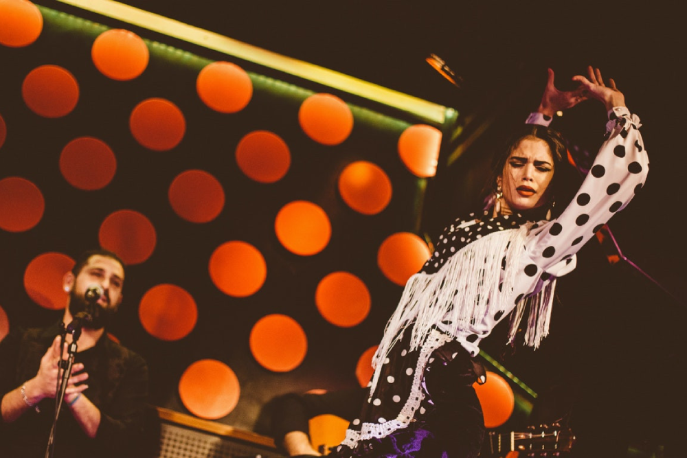 Tarantos Flamenco Show in Barcelona - Erleben Sie die Leidenschaft des Flamenco bei der Tarantos Flamenco Show in Barcelona, dem ältesten Flamenco-Veranstaltungsort der Stadt. Genießen Sie kraftvolle Auftritte talentierter Tänzer, Sänger und Musiker in einem intimen Ambiente. Gelegen am Plaça Reial, bietet es eine unvergessliche Nacht voller spanischer Kultur. Buchen Sie Ihre Tickets im Voraus für ein authentisches Flamenco-Erlebnis. Tarantos Flamenco Show in Barcelona - Bild 4 von 5