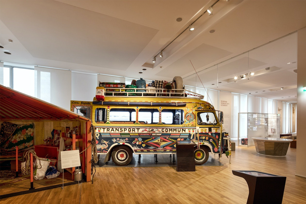 Musée de l'Homme - Le Musée de l'Homme à Paris propose un voyage fascinant à travers l'évolution et la culture humaines. Les visiteurs peuvent explorer des cerveaux d'animaux et humains conservés, des outils anciens et des expositions interactives qui donnent vie à l'histoire de l'humanité. Le café du musée offre un endroit parfait pour se détendre tout en profitant d'une vue imprenable sur la tour Eiffel. L'entrée est gratuite pour les visiteurs de l'UE de moins de 26 ans et pour les personnes en situation de handicap accompagnées d'un accompagnateur. Pour les dernières informations sur les expositions et la visite, consultez le site officiel. Musée de l'Homme - Image 4 sur 5