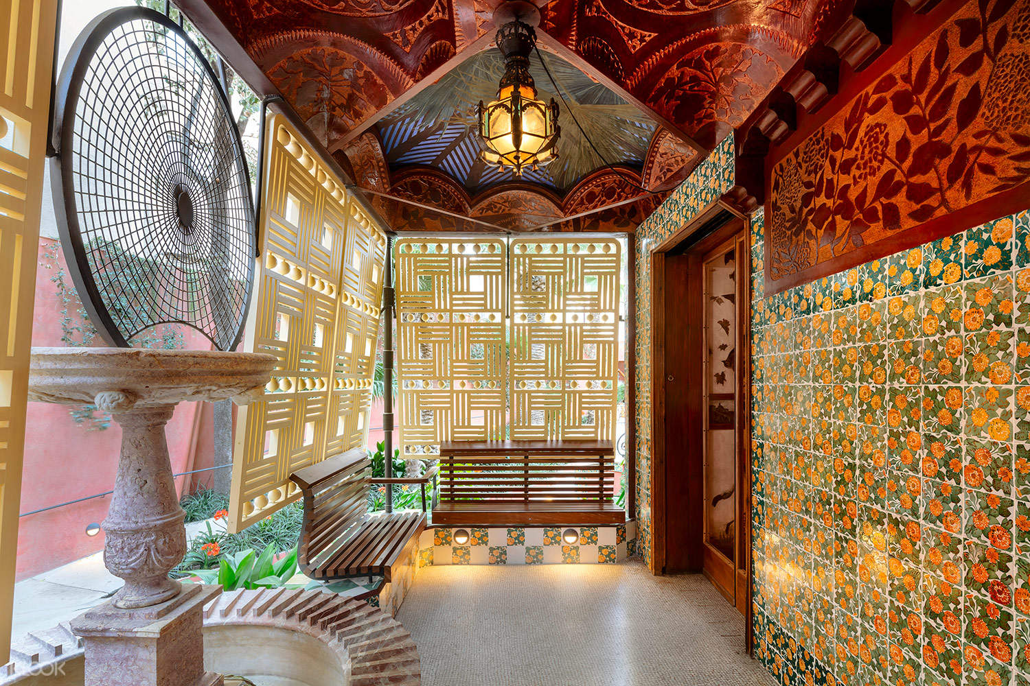 Casa Vicens Gaudí Ticket in Barcelona - Erhalten Sie Ihr Casa Vicens Gaudí Ticket in Barcelona und entdecken Sie Gaudís erstes architektonisches Meisterwerk. Entdecken Sie die lebendigen Farben, die kunstvollen Fliesenarbeiten und das einzigartige Design. Spazieren Sie durch wunderschön restaurierte Räume und einen ruhigen Garten. Buchen Sie jetzt für eine faszinierende Reise in Gaudís kreative Anfänge! Casa Vicens Gaudí Ticket in Barcelona - Bild 1 von 5