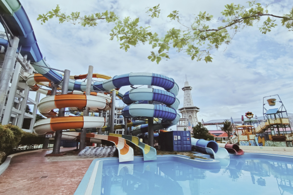 Perth Outback Splash Water Park - Goditi una giornata piena di divertimento al Perth Outback Splash Water Park, a soli 30 minuti dalla città. Vivi emozionanti scivoli d'acqua, piscine rilassanti e attrazioni entusiasmanti come Splash Island e The Lagoon. Perth Outback Splash Water Park offre anche labirinti, mini-golf e incontri con animali per divertirsi tutto l'anno. Perfetto per famiglie, gite scolastiche e uscite di gruppo, Perth Outback Splash Water Park offre avventure per tutte le età. Visita Perth Outback Splash Water Park per il massimo del divertimento estivo e dell'emozione all'aperto! Perth Outback Splash Water Park - Immagine 1 di 5