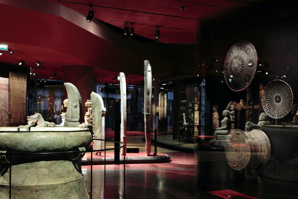 Musée du Quai Branly - Jacques Chirac - Visit the Musée du Quai Branly - Jacques Chirac in Paris to explore art and cultures from Africa, Asia, Oceania, and the Americas. Discover a unique collection of over 3,500 pieces including masks, sculptures, and textiles. Enjoy an immersive experience in a museum designed by architect Jean Nouvel. The Musée du Quai Branly - Jacques Chirac offers regularly changing exhibitions for something new every time. A must-see destination for anyone interested in global cultures and world art in Paris. Musée du Quai Branly - Jacques Chirac - Image 1 of 5