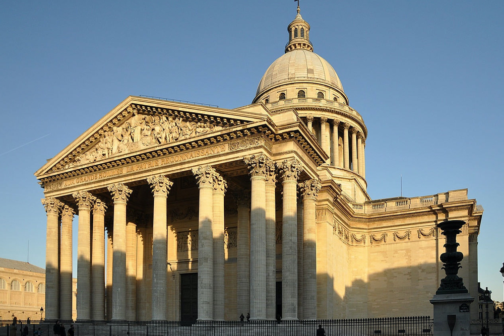 Pantheon in Paris - Besuchen Sie das Pantheon in Paris, ein atemberaubendes neoklassizistisches Monument im Quartier Latin. Erkunden Sie die große Kuppel, wunderschöne Leinwandgemälde und die berühmte Nachbildung des Foucaultschen Pendels. Entdecken Sie die Krypta, in der die Gräber ikonischer französischer Persönlichkeiten wie Voltaire, Victor Hugo und Marie Curie untergebracht sind. Buchen Sie Ihre Pantheon Paris Tickets online, um dieses historische Wahrzeichen zu erleben. Pantheon in Paris - Bild 3 von 5