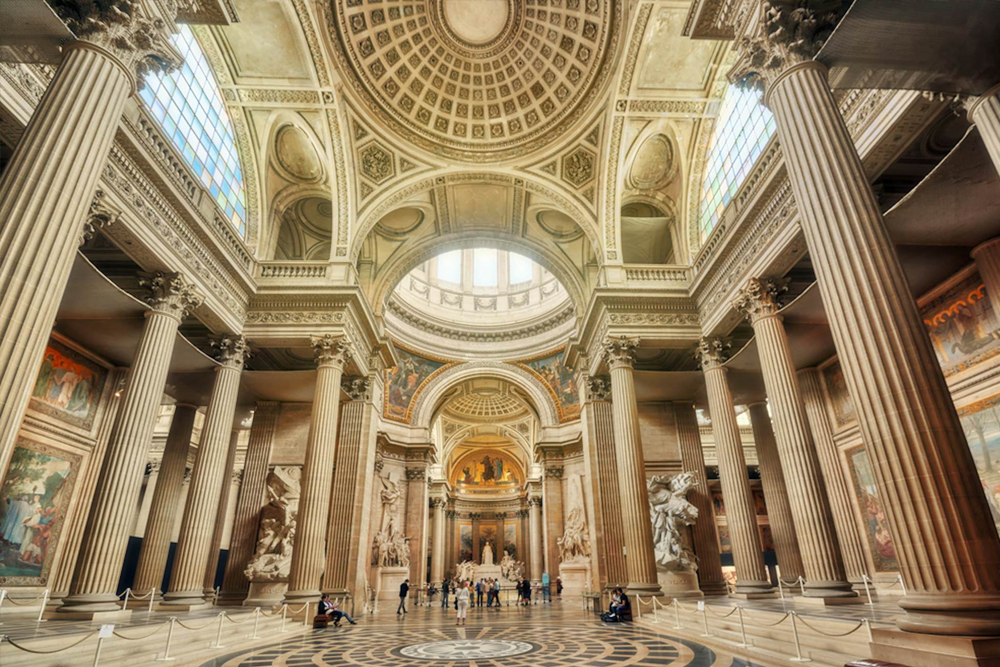 Pantheon in Paris - Besuchen Sie das Pantheon in Paris, ein atemberaubendes neoklassizistisches Monument im Quartier Latin. Erkunden Sie die große Kuppel, wunderschöne Leinwandgemälde und die berühmte Nachbildung des Foucaultschen Pendels. Entdecken Sie die Krypta, in der die Gräber ikonischer französischer Persönlichkeiten wie Voltaire, Victor Hugo und Marie Curie untergebracht sind. Buchen Sie Ihre Pantheon Paris Tickets online, um dieses historische Wahrzeichen zu erleben. Pantheon in Paris - Bild 4 von 5
