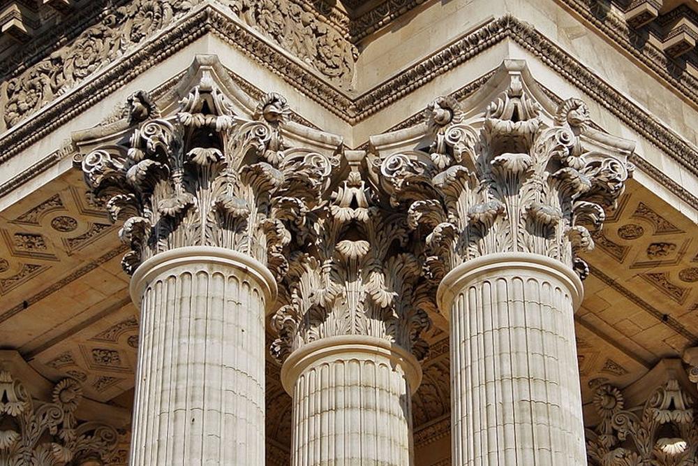 Pantheon in Paris - Besuchen Sie das Pantheon in Paris, ein atemberaubendes neoklassizistisches Monument im Quartier Latin. Erkunden Sie die große Kuppel, wunderschöne Leinwandgemälde und die berühmte Nachbildung des Foucaultschen Pendels. Entdecken Sie die Krypta, in der die Gräber ikonischer französischer Persönlichkeiten wie Voltaire, Victor Hugo und Marie Curie untergebracht sind. Buchen Sie Ihre Pantheon Paris Tickets online, um dieses historische Wahrzeichen zu erleben. Pantheon in Paris - Bild 5 von 5