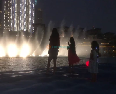 迪拜喷泉栈道与阿布拉船游 - 迪拜喷泉栈道让您更接近迪拜水喷泉,这在以前是不可能的。现在您可以从喷泉长廊或贝尔吉公园开始,漫步栈道。迪拜喷泉栈道距离喷泉最近处仅九米。 迪拜喷泉栈道与阿布拉船游 - 图片 2 的 5
