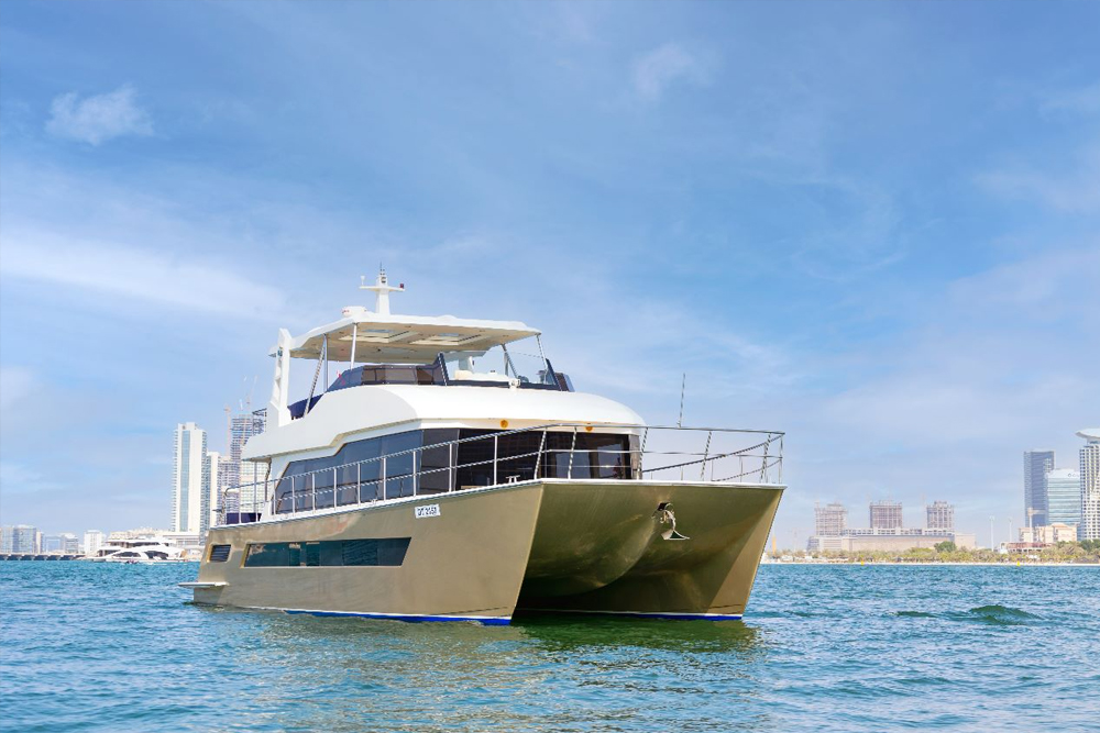 Yacht Premium Explora - 60 FT - Découvrez le Yacht Premium Explora - 60 FT, un yacht privé de luxe parfait pour des aventures en mer, des célébrations ou des escapades détente. Profitez du confort, de vues imprenables et d'un service de premier ordre sur ce yacht au design raffiné. Réservez votre Yacht Premium Explora dès aujourd'hui pour un voyage inoubliable sur l'eau. Yacht Premium Explora - 60 FT - Image 1 sur 5