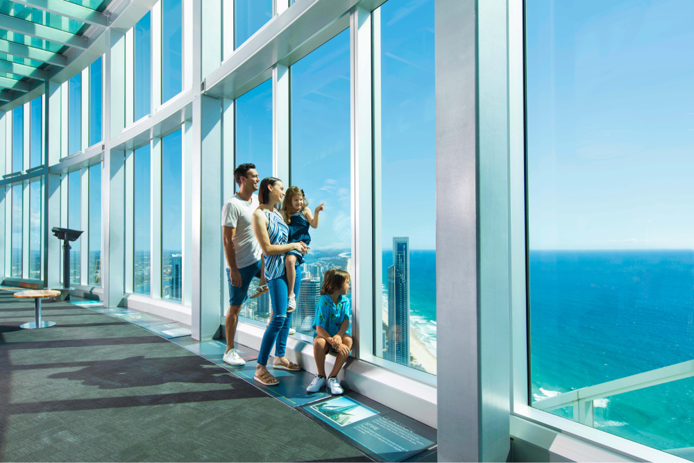 SkyPoint Aussichtsplattform Ticket - Besuchen Sie die SkyPoint Aussichtsplattform an der Goldküste für panoramische 360°-Blicke vom höchsten Punkt des Q1-Gebäudes. Genießen Sie atemberaubende Aussichten auf den Ozean, die Stadt-Skyline und das Hinterland. Entspannen Sie im SkyPoint Bistro & Bar, alles 230 Meter über dem Meeresspiegel. Eine Attraktion, die Touristen und Einheimische gleichermaßen gesehen haben müssen! SkyPoint Aussichtsplattform Ticket - Bild 3 von 5
