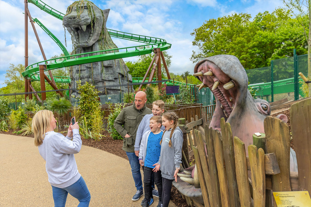 Chessington World of Adventures Ticket - Buchen Sie Ihr Chessington World of Adventures Ticket für einen ganzen Tag voller Spaß, Spannung und Entdeckungen. Genießen Sie aufregende Fahrgeschäfte, erkunden Sie Themenbereiche und kommen Sie den erstaunlichen Tieren im Zoo und SEA LIFE Zentrum ganz nah. Perfekt für Familien, bietet dieses Ticket Zugang zu einem der besten Abenteuerparks Großbritanniens direkt außerhalb Londons. Erleben Sie unvergessliche Momente mit Ihrem Chessington World of Adventures Ticket. Chessington World of Adventures Ticket - Bild 3 von 5