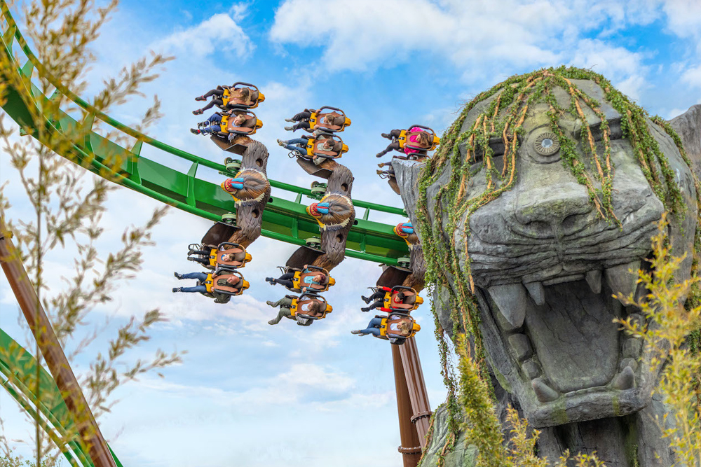 Chessington World of Adventures Ticket - Buchen Sie Ihr Chessington World of Adventures Ticket für einen ganzen Tag voller Spaß, Spannung und Entdeckungen. Genießen Sie aufregende Fahrgeschäfte, erkunden Sie Themenbereiche und kommen Sie den erstaunlichen Tieren im Zoo und SEA LIFE Zentrum ganz nah. Perfekt für Familien, bietet dieses Ticket Zugang zu einem der besten Abenteuerparks Großbritanniens direkt außerhalb Londons. Erleben Sie unvergessliche Momente mit Ihrem Chessington World of Adventures Ticket. Chessington World of Adventures Ticket - Bild 4 von 5